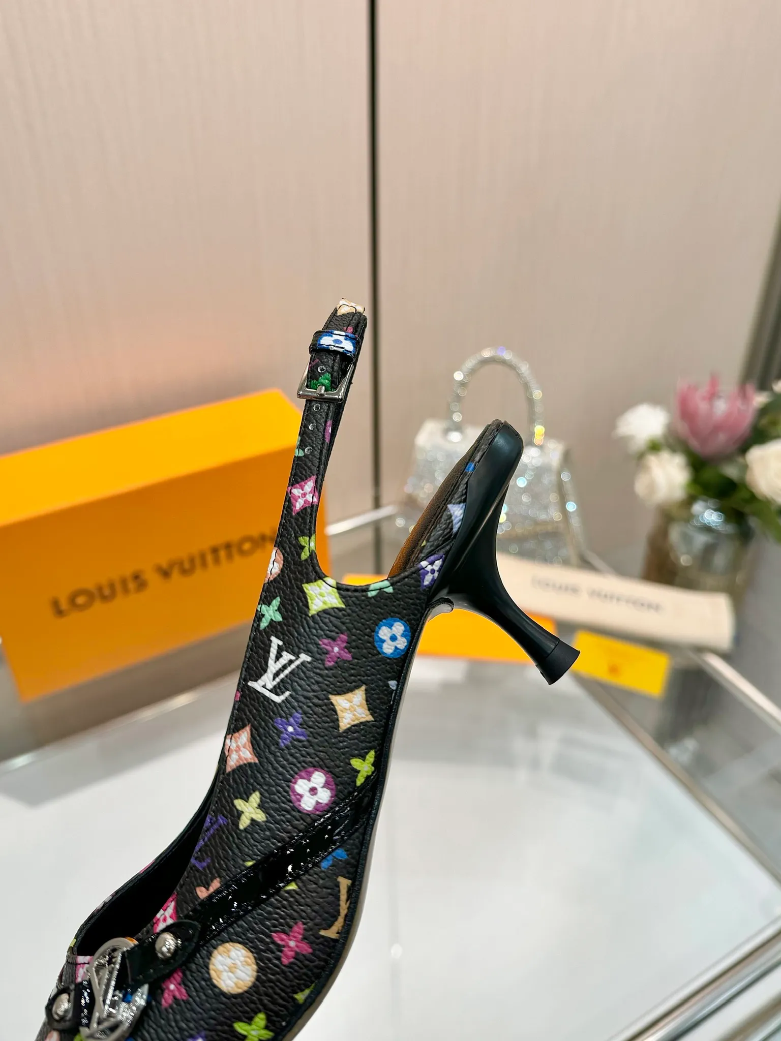👟👟Ex-factory price 640👟👟Purchase level], Louis Vuitton 2025 official website early spring series! Perfect last shape, new pointed toe🆕, the official website is updated simultaneously. The small pointed toe is matched with a hollow leather strip and a small square buckle to adjust the elasticity. LV hardware "logo" is embellished. It is full of details and a visual feast. 💯It is difficult to conceal the elegant temperament of LV. It is comfortable and easy to wear, and full of femininity. The new original reverse mold last has the ultimate 1:1 shape, exquisite workmanship, and imported high-end fabrics showing exquisite texture! Fabric: Imported lambskin, cow patent leather/Presbyopia/denim. High-quality soft sheepskin lining. Feet: imported goatskin, Italian genuine leather outsole. 5.5 lacquered heels. Number of yards: 34-41 (34.40, 41, customization is non-returnable and non-exchangeable)